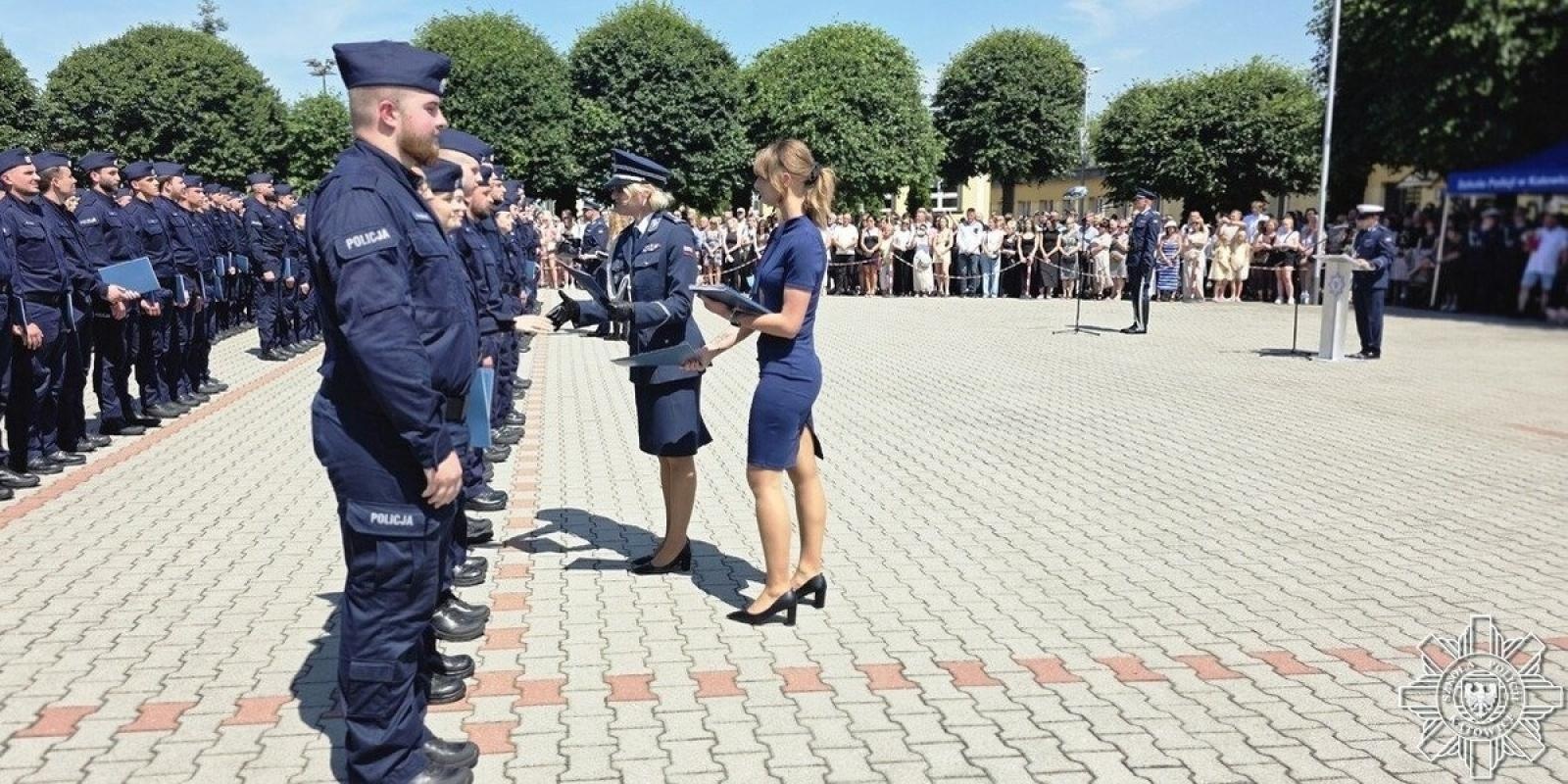 Zdjęcie w galerii na portalu naszwodzislaw.com: Nowi policjanci gotowi do służby. Zakończyli podstawowe szkolenie w Katowicach wiadomości z regionu