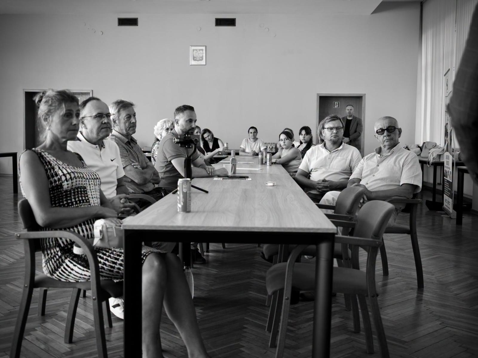 Zdjęcie w galerii na portalu naszwodzislaw.com: Bo my zawsze idziemy po żywego. Wyjątkowy projekt o ludziach, którzy ratują życie dobiegł końca wiadomości z regionu