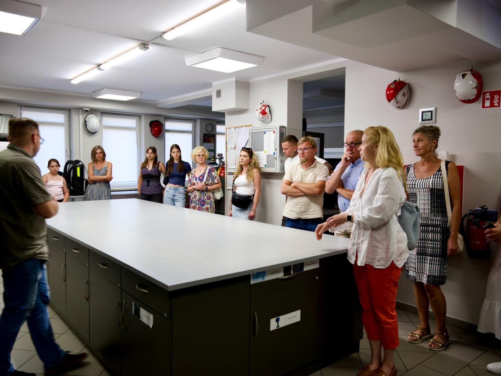 Zdjęcie w galerii na portalu naszwodzislaw.com: Bo my zawsze idziemy po żywego. Wyjątkowy projekt o ludziach, którzy ratują życie dobiegł końca wiadomości z regionu