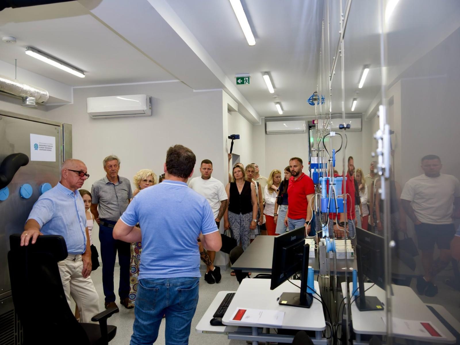 Zdjęcie w galerii na portalu naszwodzislaw.com: Bo my zawsze idziemy po żywego. Wyjątkowy projekt o ludziach, którzy ratują życie dobiegł końca wiadomości z regionu