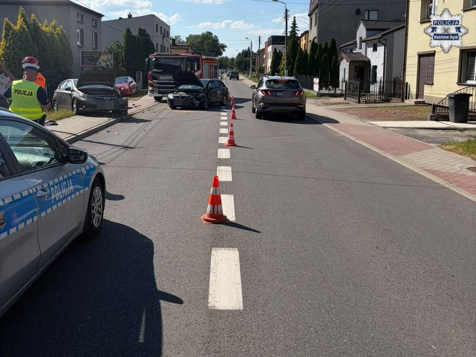 Zdjęcie w galerii na portalu naszwodzislaw.com: Chwila nieuwagi wystarczyła. Kolizja trzech pojazdów w Rydułtowach wiadomości z regionu