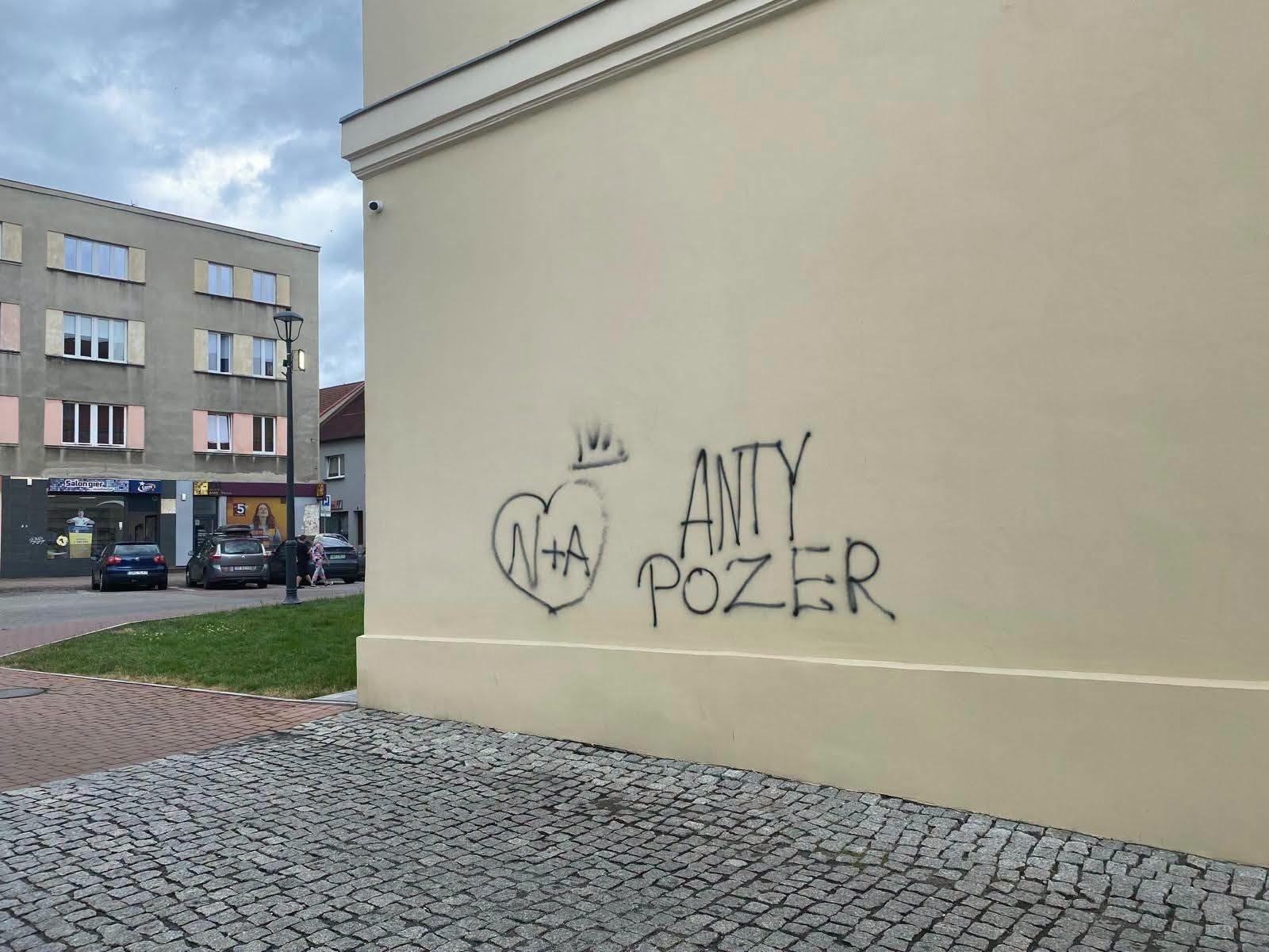 Zdjęcie w galerii na portalu naszwodzislaw.com: Nocny atak na Pałac Dietrichsteinów. Kamery zarejestrowały parę sprawców wiadomości z regionu
