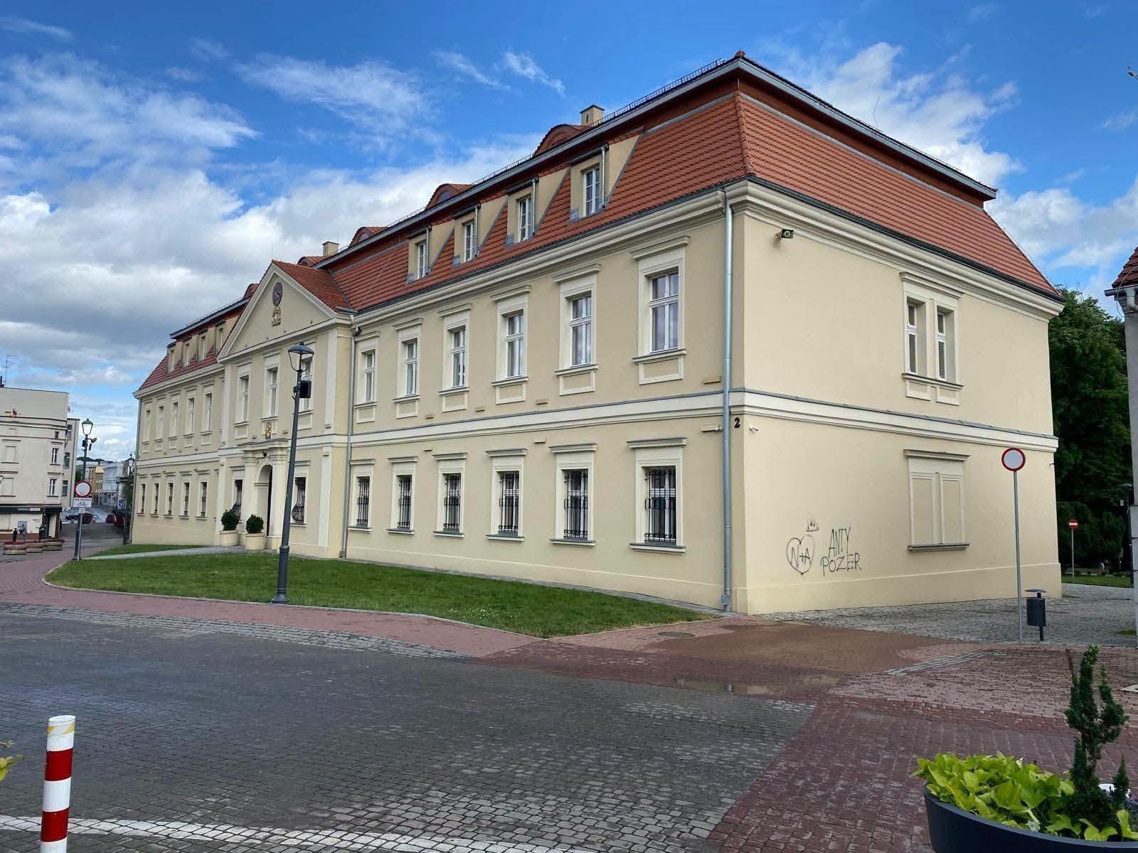 Zdjęcie w galerii na portalu naszwodzislaw.com: Nocny atak na Pałac Dietrichsteinów. Kamery zarejestrowały parę sprawców wiadomości z regionu
