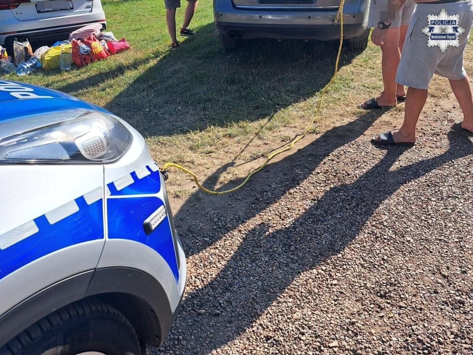 Zdjęcie w galerii na portalu naszwodzislaw.com: Volkswagen zawisł na parkingu. Z pomocą ruszyli policjanci wiadomości z regionu