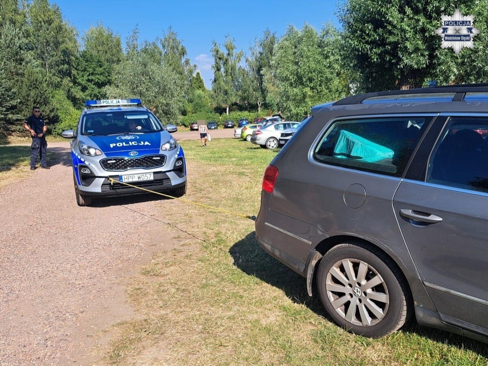 Zdjęcie w galerii na portalu naszwodzislaw.com: Volkswagen zawisł na parkingu. Z pomocą ruszyli policjanci wiadomości z regionu