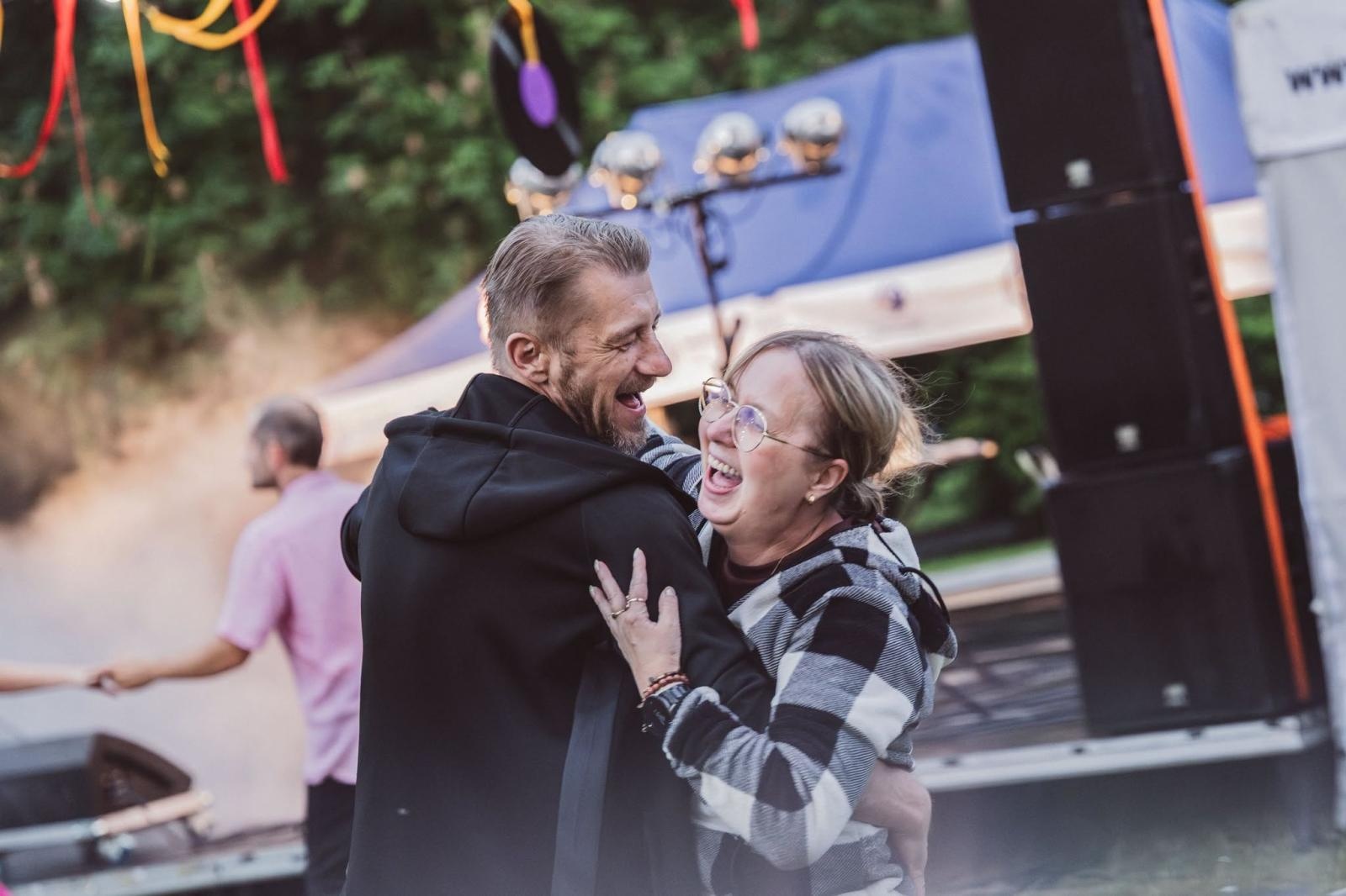 Zdjęcie w galerii na portalu naszwodzislaw.com: Winyle, saturator i muzyka sprzed lat. Park Zamkowy zamienił się w kapsułę czasu wiadomości z regionu