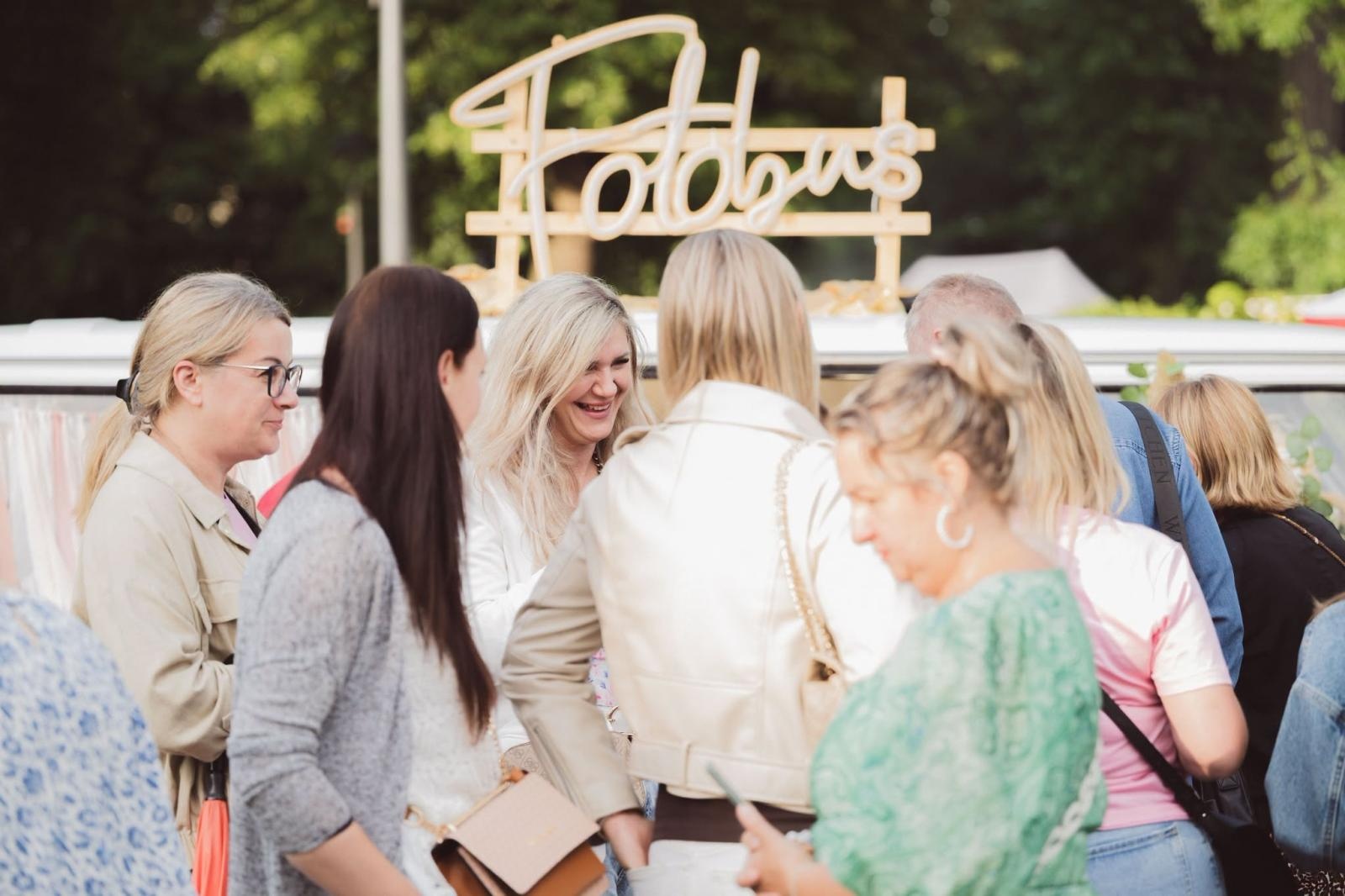 Zdjęcie w galerii na portalu naszwodzislaw.com: Winyle, saturator i muzyka sprzed lat. Park Zamkowy zamienił się w kapsułę czasu wiadomości z regionu