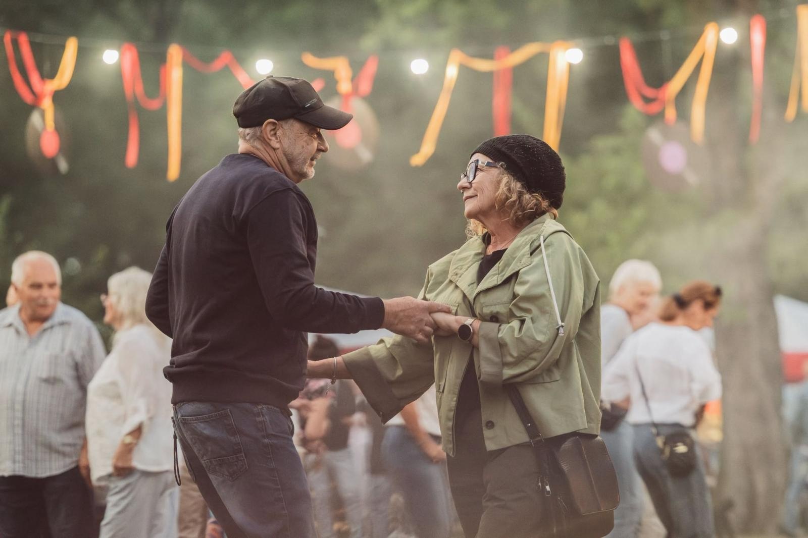 Zdjęcie w galerii na portalu naszwodzislaw.com: Winyle, saturator i muzyka sprzed lat. Park Zamkowy zamienił się w kapsułę czasu wiadomości z regionu