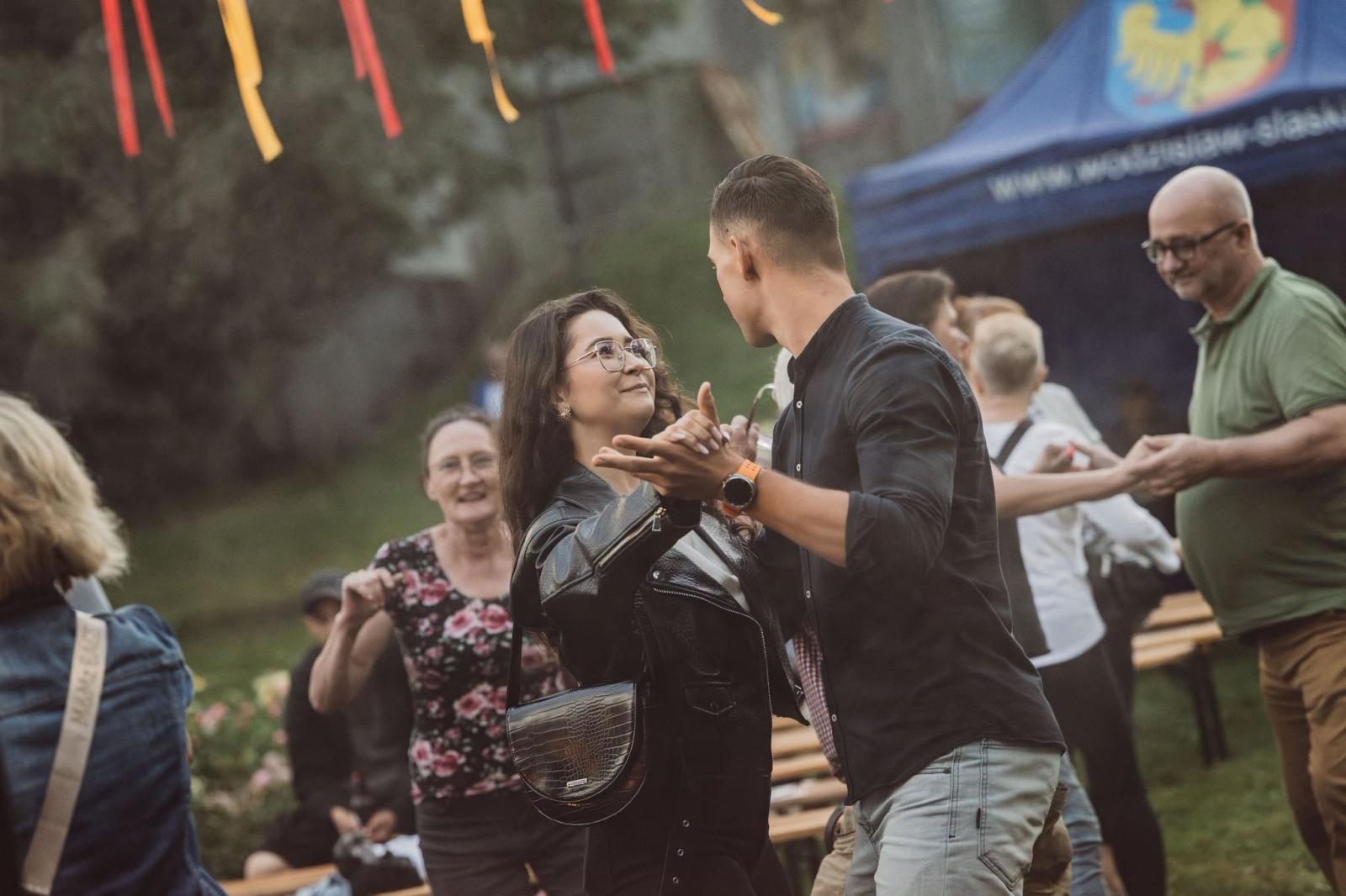 Zdjęcie w galerii na portalu naszwodzislaw.com: Winyle, saturator i muzyka sprzed lat. Park Zamkowy zamienił się w kapsułę czasu wiadomości z regionu