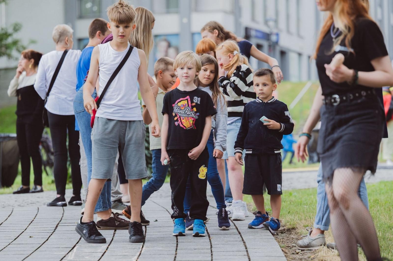 Zdjęcie w galerii na portalu naszwodzislaw.com: Winyle, saturator i muzyka sprzed lat. Park Zamkowy zamienił się w kapsułę czasu wiadomości z regionu