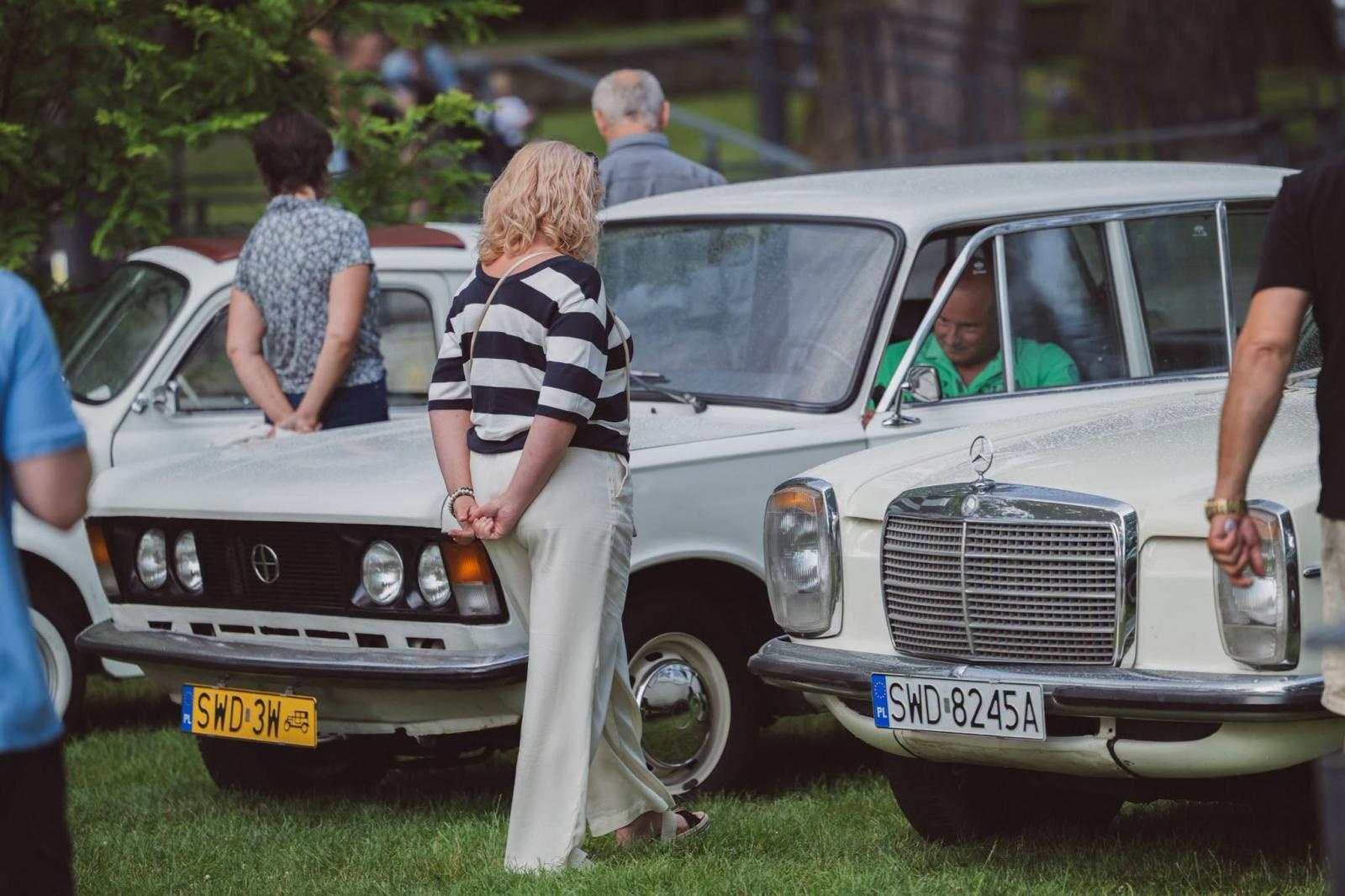 Zdjęcie w galerii na portalu naszwodzislaw.com: Winyle, saturator i muzyka sprzed lat. Park Zamkowy zamienił się w kapsułę czasu wiadomości z regionu