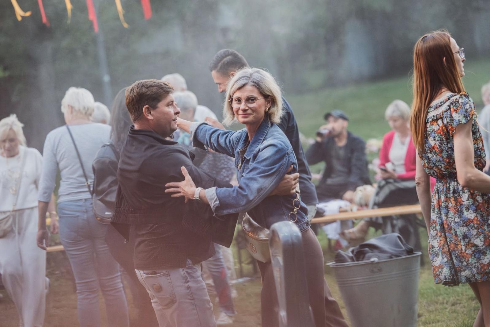 Zdjęcie w galerii na portalu naszwodzislaw.com: Winyle, saturator i muzyka sprzed lat. Park Zamkowy zamienił się w kapsułę czasu wiadomości z regionu