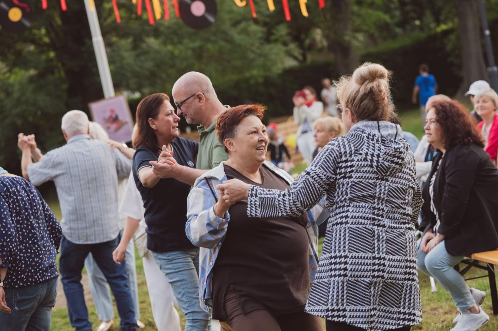 Zdjęcie w galerii na portalu naszwodzislaw.com: Winyle, saturator i muzyka sprzed lat. Park Zamkowy zamienił się w kapsułę czasu wiadomości z regionu