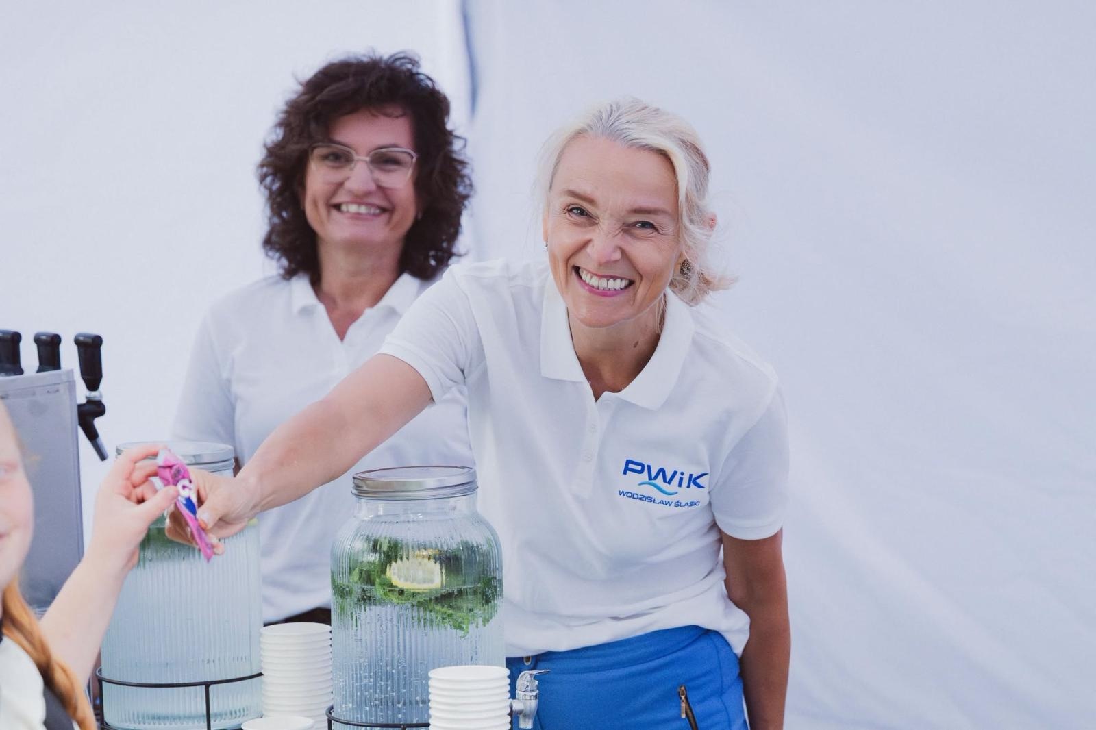 Zdjęcie w galerii na portalu naszwodzislaw.com: Winyle, saturator i muzyka sprzed lat. Park Zamkowy zamienił się w kapsułę czasu wiadomości z regionu