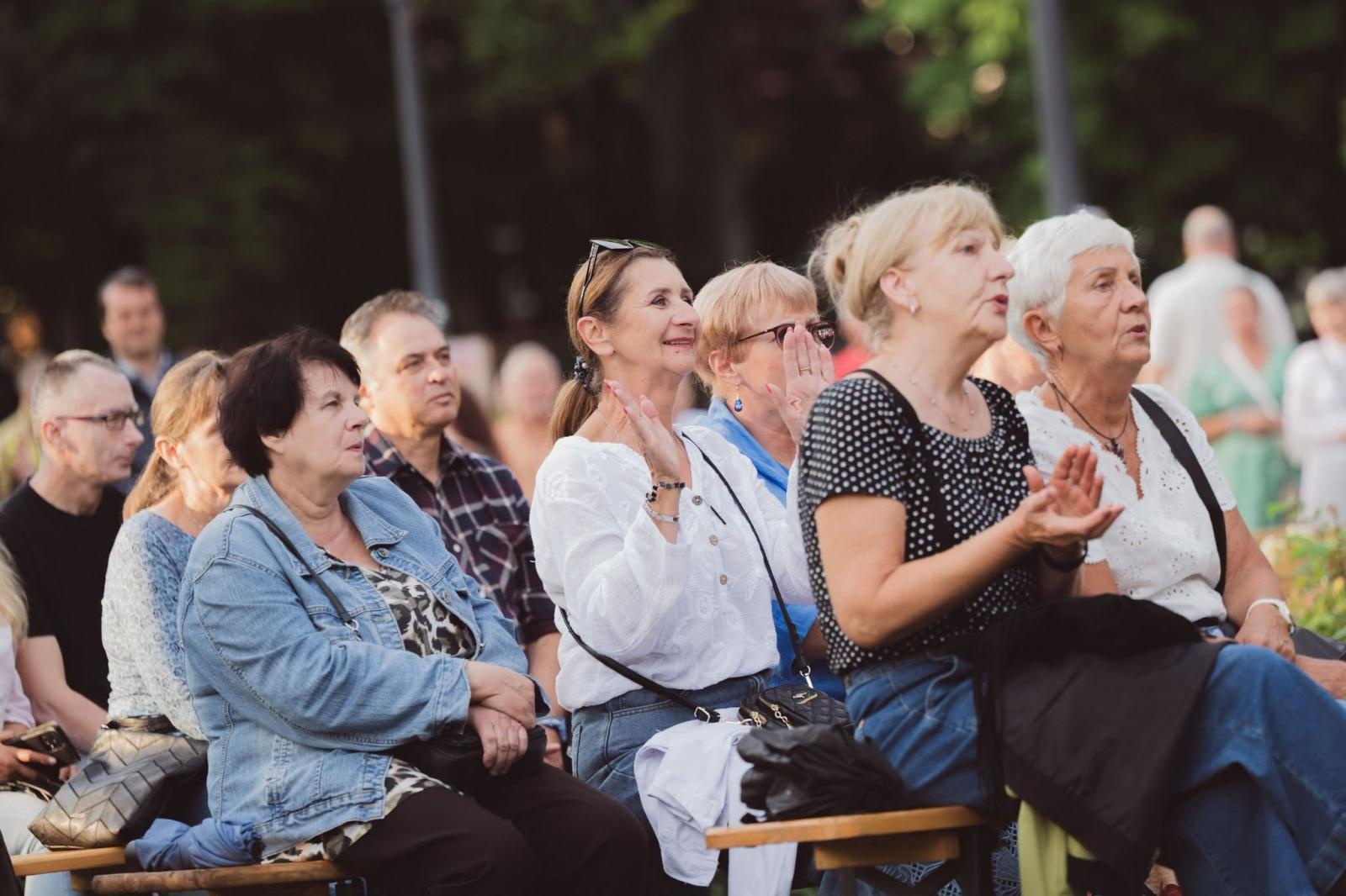 Zdjęcie w galerii na portalu naszwodzislaw.com: Winyle, saturator i muzyka sprzed lat. Park Zamkowy zamienił się w kapsułę czasu wiadomości z regionu