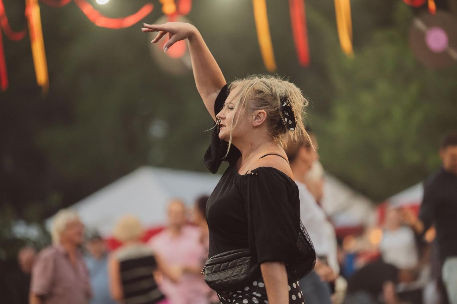 Zdjęcie w galerii na portalu naszwodzislaw.com: Winyle, saturator i muzyka sprzed lat. Park Zamkowy zamienił się w kapsułę czasu wiadomości z regionu