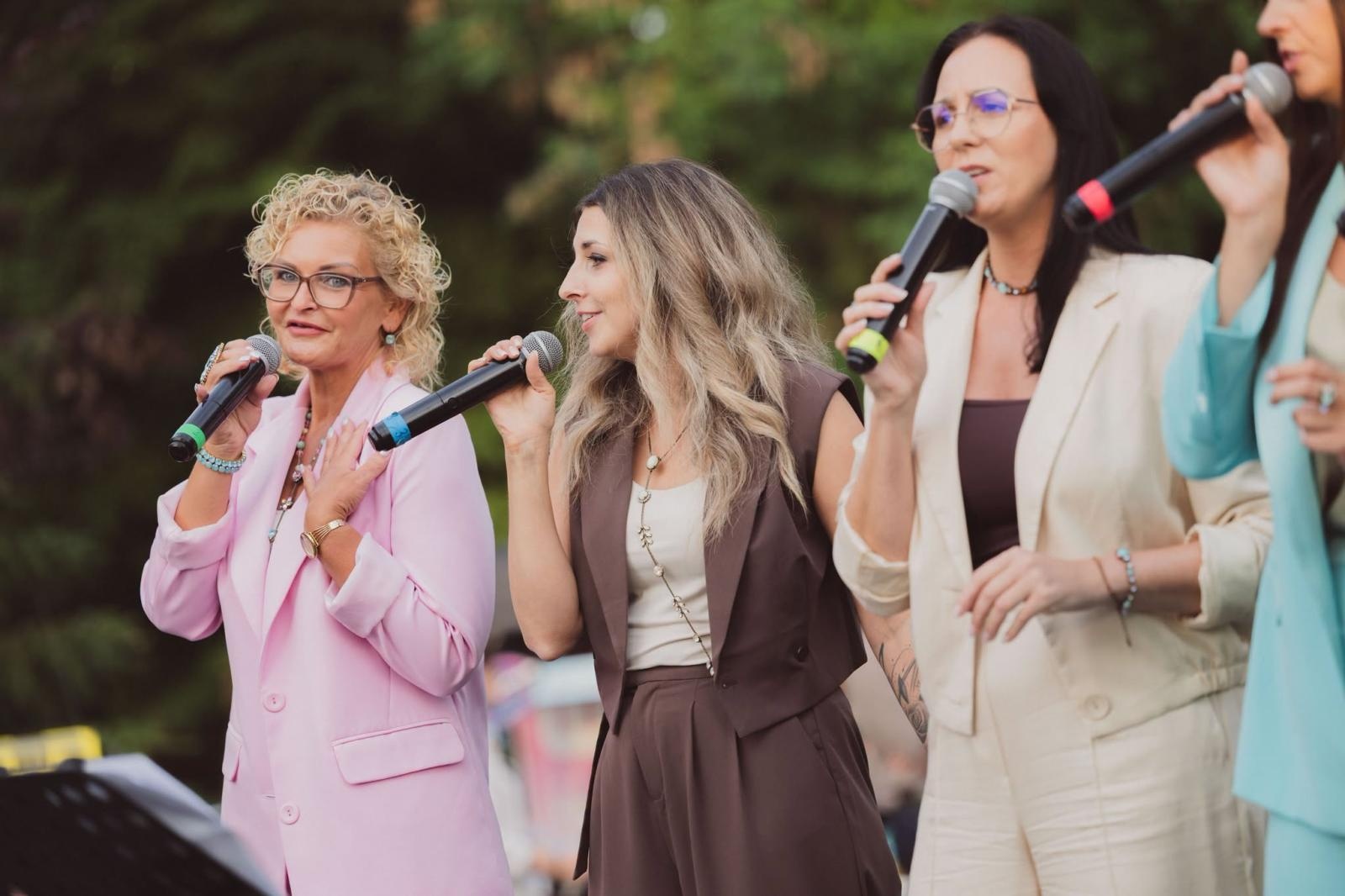 Zdjęcie w galerii na portalu naszwodzislaw.com: Winyle, saturator i muzyka sprzed lat. Park Zamkowy zamienił się w kapsułę czasu wiadomości z regionu