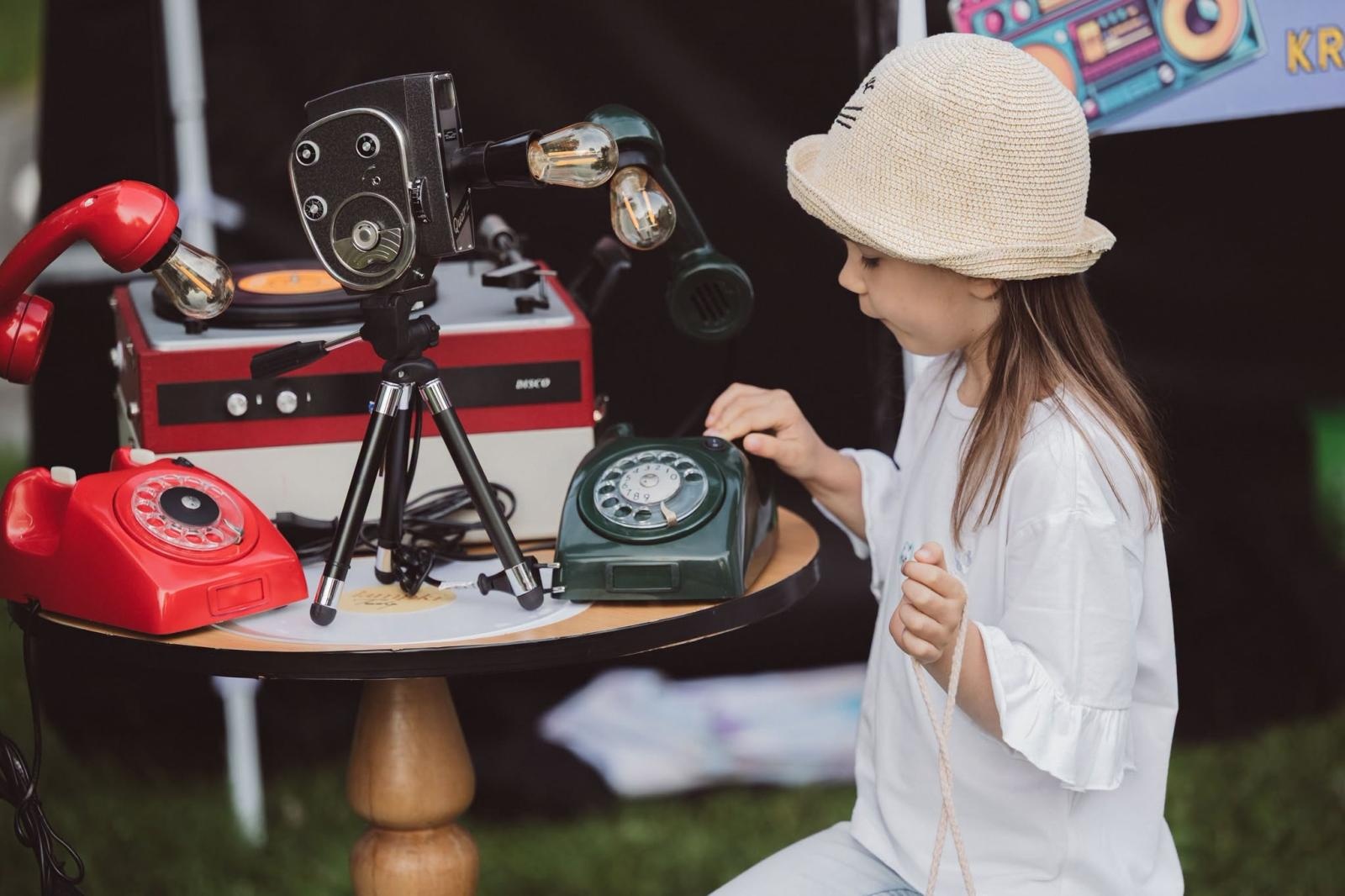 Zdjęcie w galerii na portalu naszwodzislaw.com: Winyle, saturator i muzyka sprzed lat. Park Zamkowy zamienił się w kapsułę czasu wiadomości z regionu