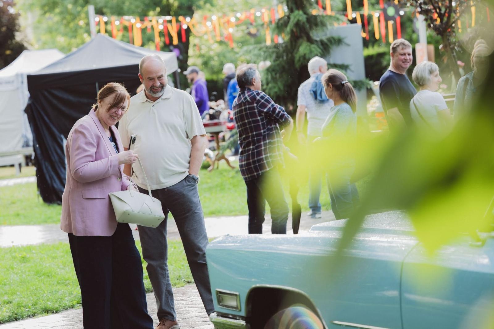 Zdjęcie w galerii na portalu naszwodzislaw.com: Winyle, saturator i muzyka sprzed lat. Park Zamkowy zamienił się w kapsułę czasu wiadomości z regionu