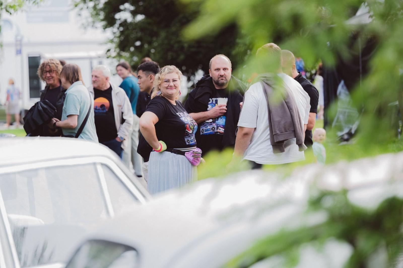 Zdjęcie w galerii na portalu naszwodzislaw.com: Winyle, saturator i muzyka sprzed lat. Park Zamkowy zamienił się w kapsułę czasu wiadomości z regionu