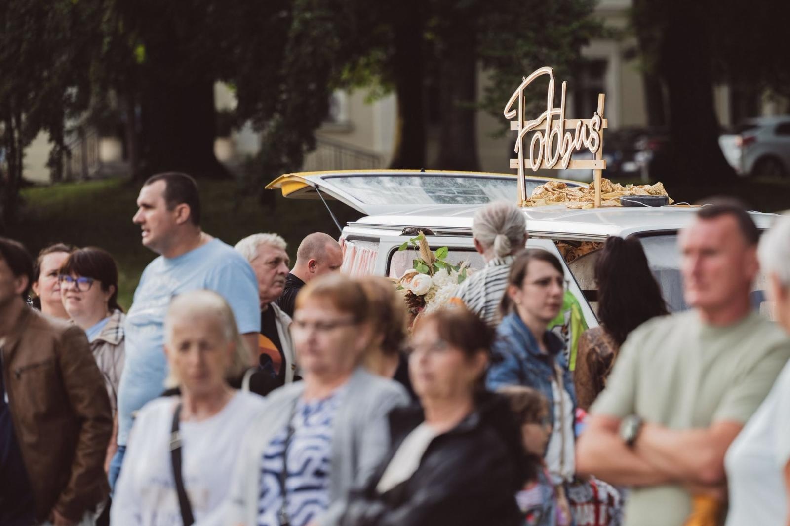 Zdjęcie w galerii na portalu naszwodzislaw.com: Winyle, saturator i muzyka sprzed lat. Park Zamkowy zamienił się w kapsułę czasu wiadomości z regionu