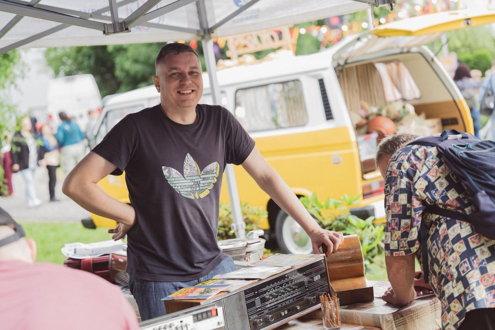 Zdjęcie w galerii na portalu naszwodzislaw.com: Winyle, saturator i muzyka sprzed lat. Park Zamkowy zamienił się w kapsułę czasu wiadomości z regionu