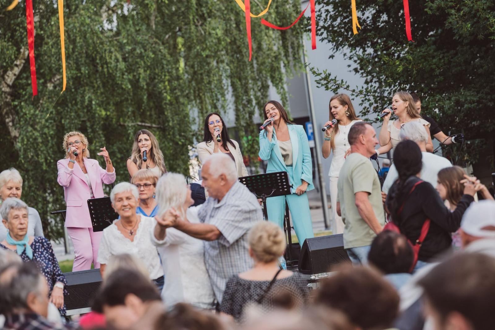 Zdjęcie w galerii na portalu naszwodzislaw.com: Winyle, saturator i muzyka sprzed lat. Park Zamkowy zamienił się w kapsułę czasu wiadomości z regionu