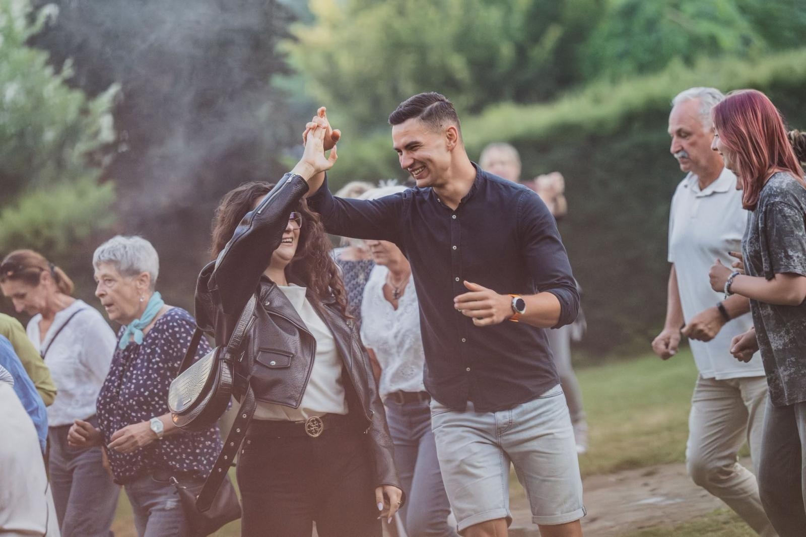 Zdjęcie w galerii na portalu naszwodzislaw.com: Winyle, saturator i muzyka sprzed lat. Park Zamkowy zamienił się w kapsułę czasu wiadomości z regionu