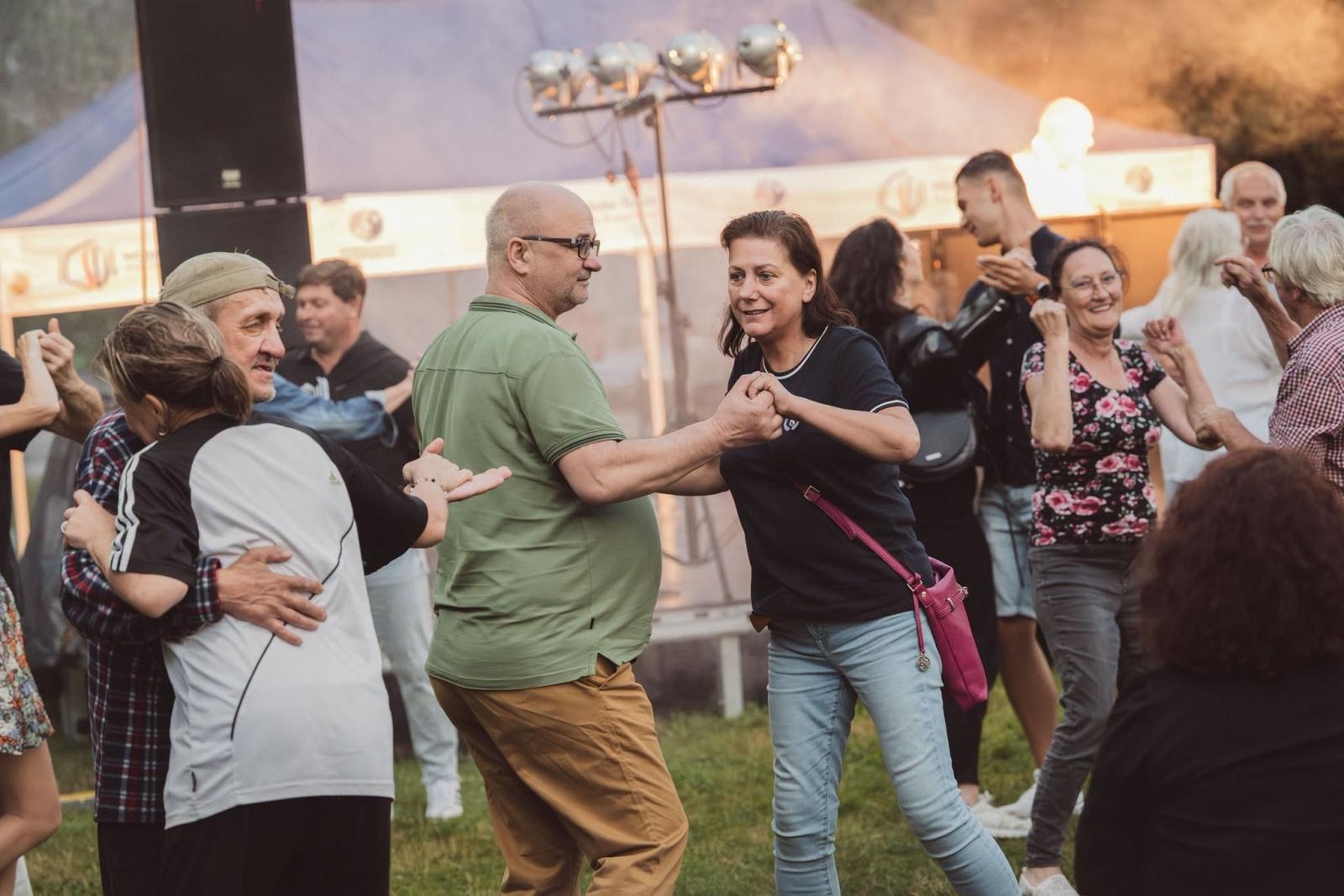 Zdjęcie w galerii na portalu naszwodzislaw.com: Winyle, saturator i muzyka sprzed lat. Park Zamkowy zamienił się w kapsułę czasu wiadomości z regionu