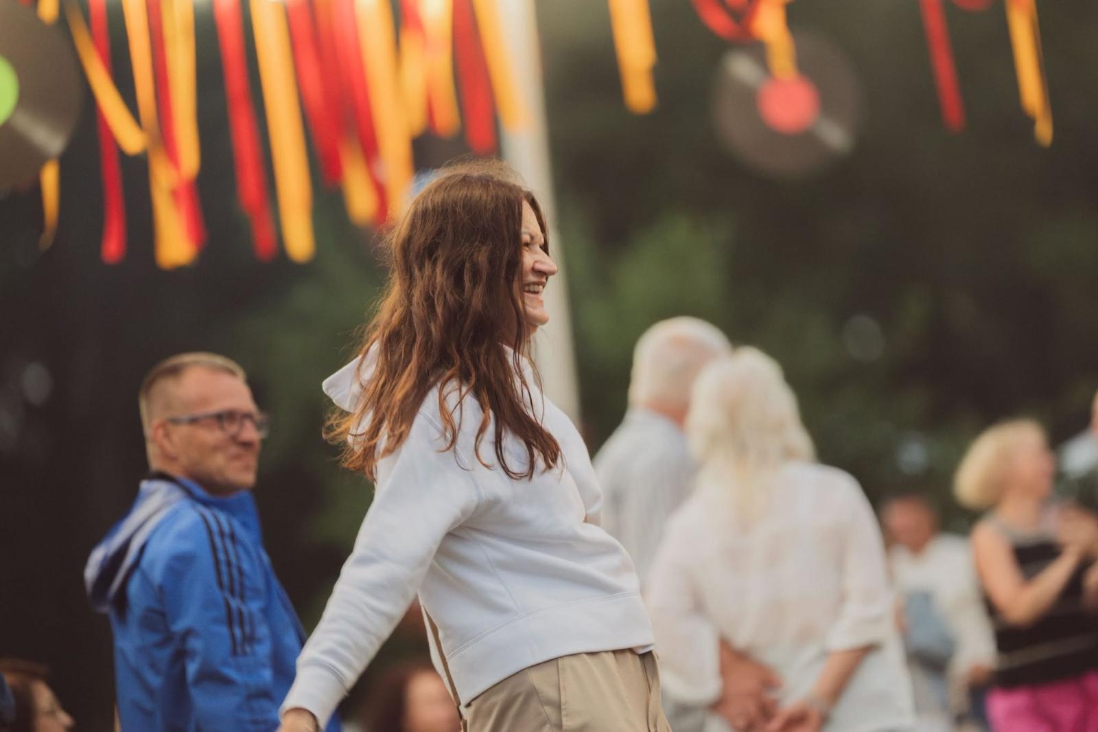 Zdjęcie w galerii na portalu naszwodzislaw.com: Winyle, saturator i muzyka sprzed lat. Park Zamkowy zamienił się w kapsułę czasu wiadomości z regionu