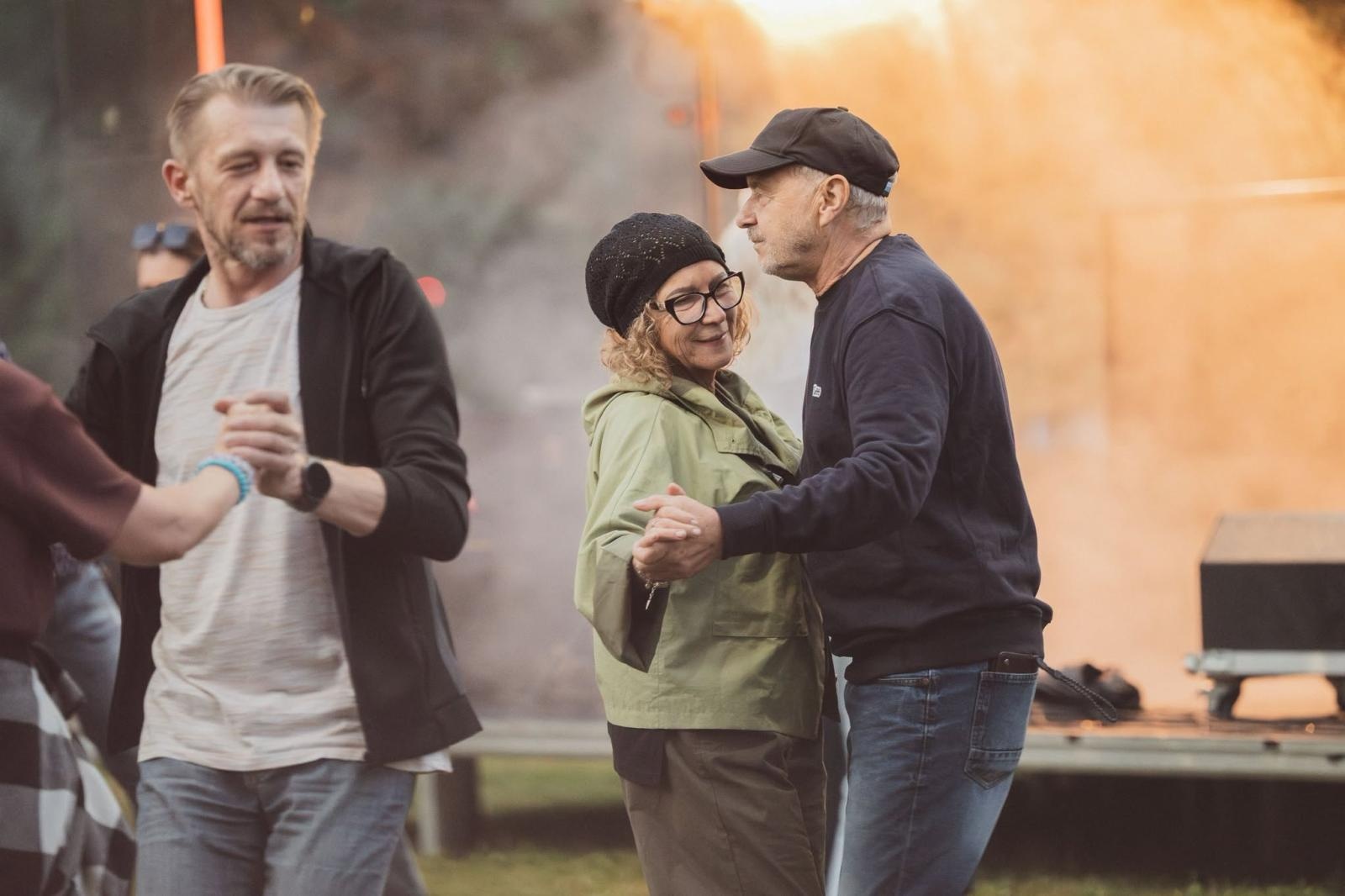 Zdjęcie w galerii na portalu naszwodzislaw.com: Winyle, saturator i muzyka sprzed lat. Park Zamkowy zamienił się w kapsułę czasu wiadomości z regionu