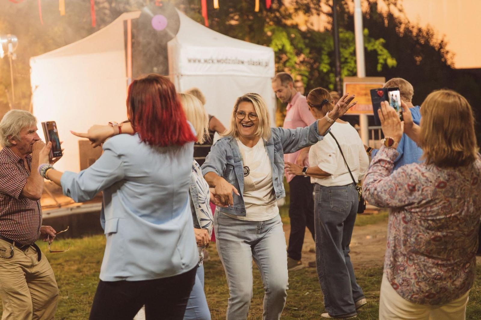 Zdjęcie w galerii na portalu naszwodzislaw.com: Winyle, saturator i muzyka sprzed lat. Park Zamkowy zamienił się w kapsułę czasu wiadomości z regionu
