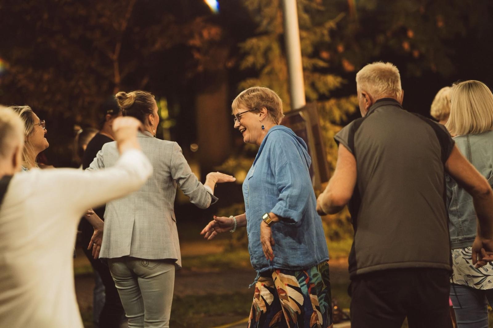 Zdjęcie w galerii na portalu naszwodzislaw.com: Winyle, saturator i muzyka sprzed lat. Park Zamkowy zamienił się w kapsułę czasu wiadomości z regionu