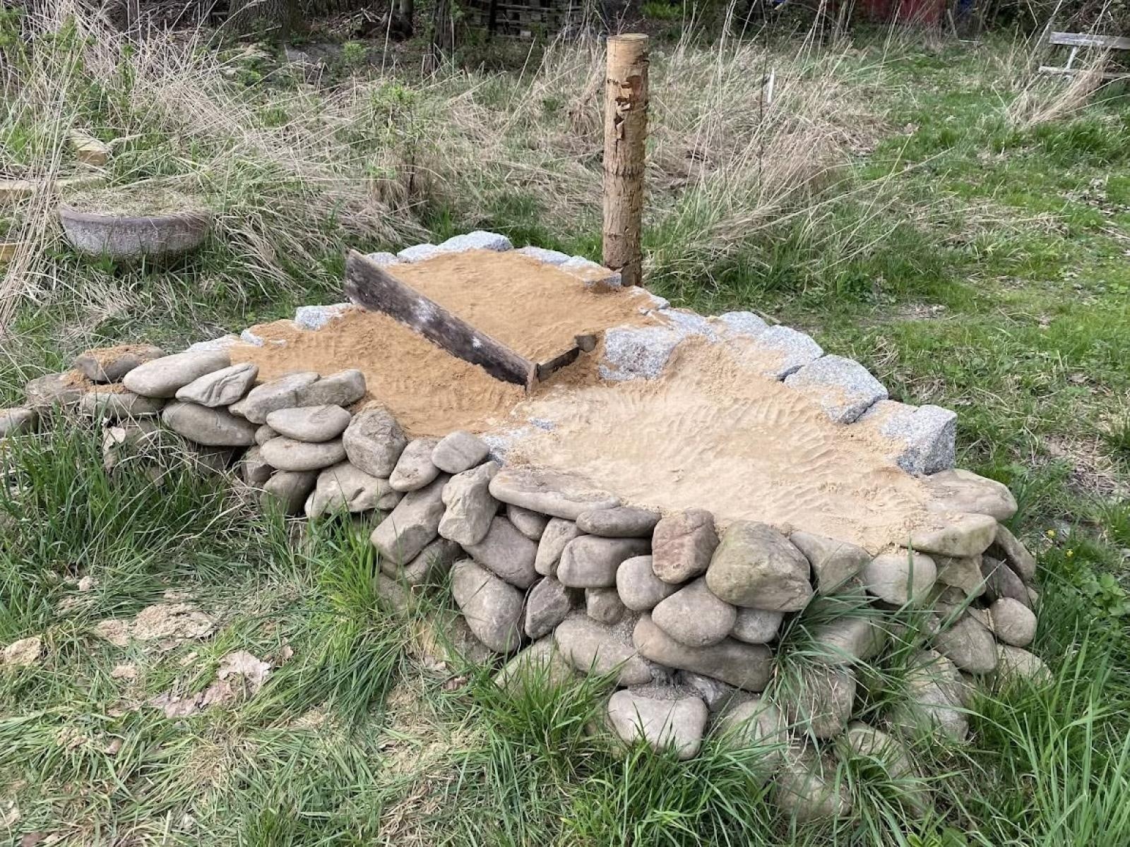 Zdjęcie w galerii na portalu naszwodzislaw.com: Dom z piasku dla dzikich pszczół powstanie w Radlinie. Mieszkańcy pomogą zbudować sandarium wiadomości z regionu