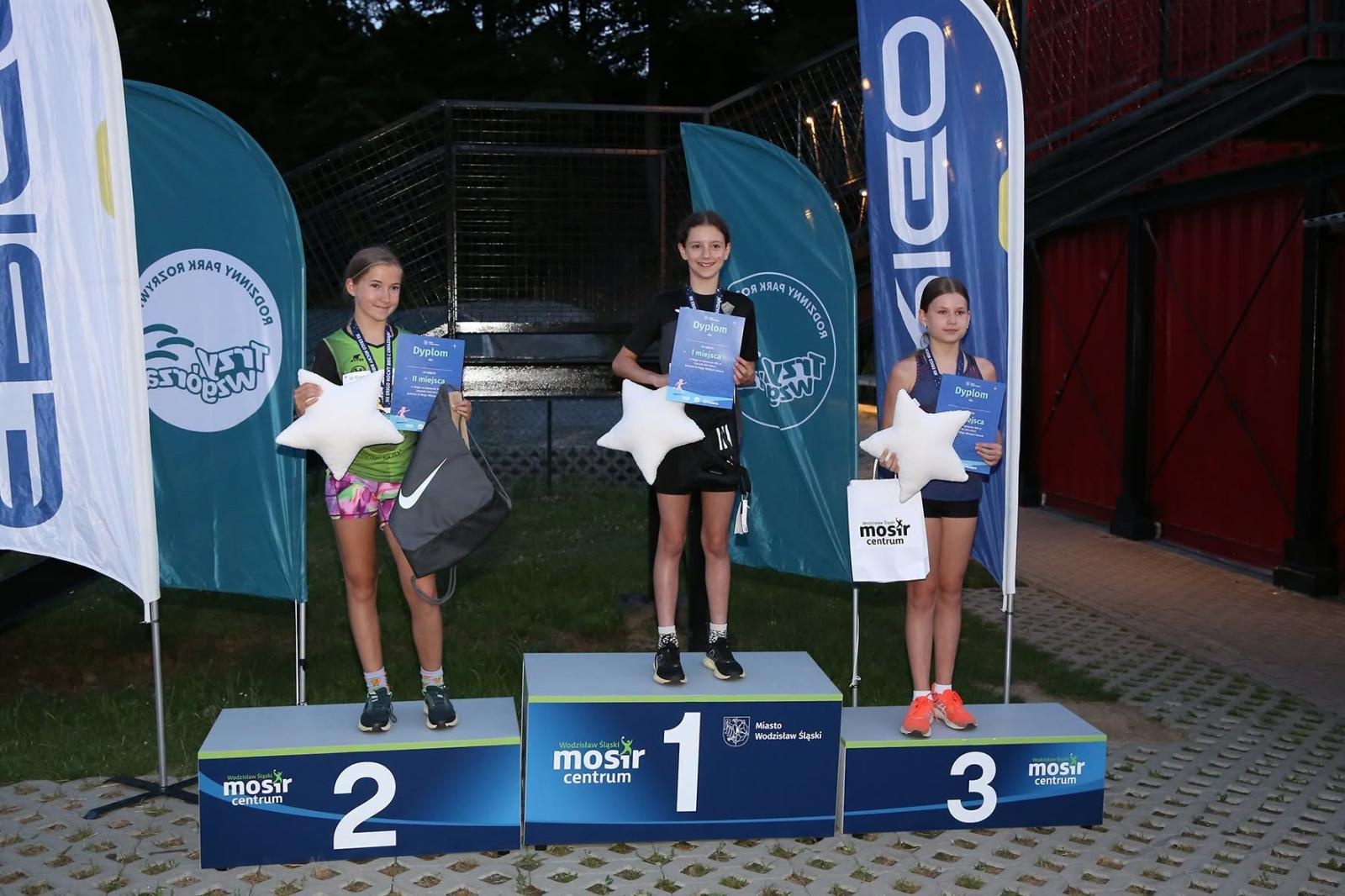 Zdjęcie w galerii na portalu naszwodzislaw.com: Noc pełna emocji i sportowej rywalizacji. XII ERIGO Nocny Bieg z Gwiazdami przeszedł do historii [FOTO] wiadomości z regionu