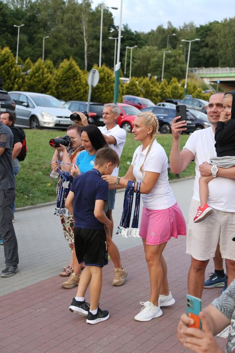 Zdjęcie w galerii na portalu naszwodzislaw.com: Noc pełna emocji i sportowej rywalizacji. XII ERIGO Nocny Bieg z Gwiazdami przeszedł do historii [FOTO] wiadomości z regionu