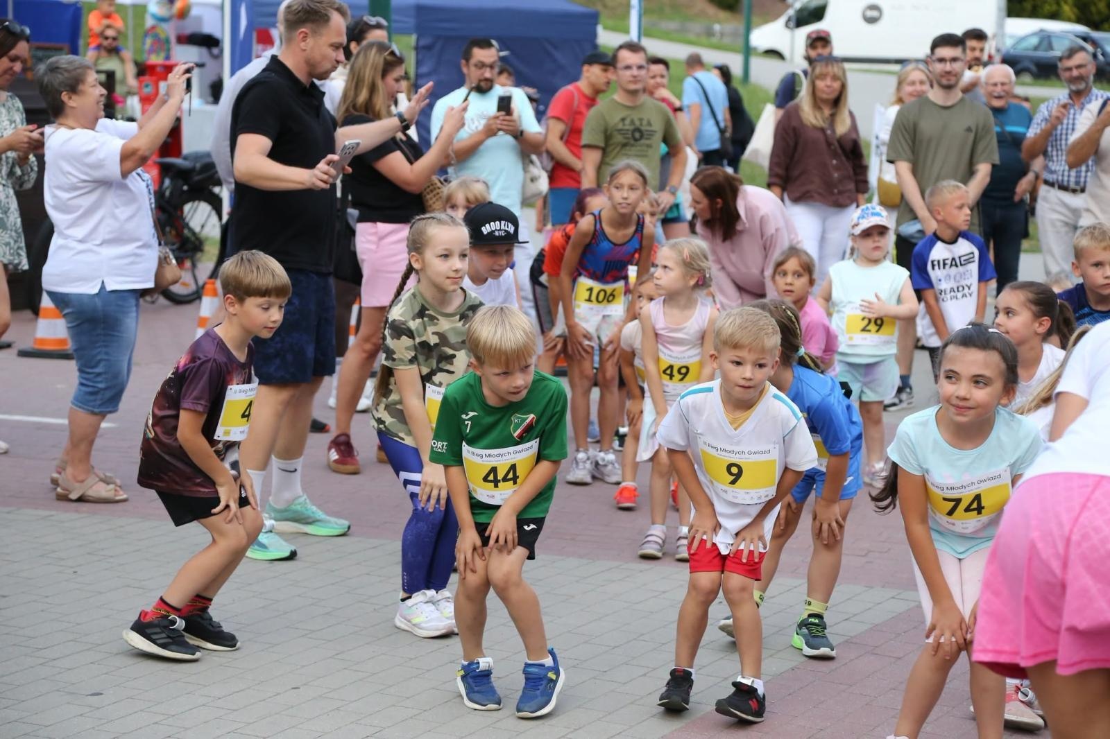 Zdjęcie w galerii na portalu naszwodzislaw.com: Noc pełna emocji i sportowej rywalizacji. XII ERIGO Nocny Bieg z Gwiazdami przeszedł do historii [FOTO] wiadomości z regionu