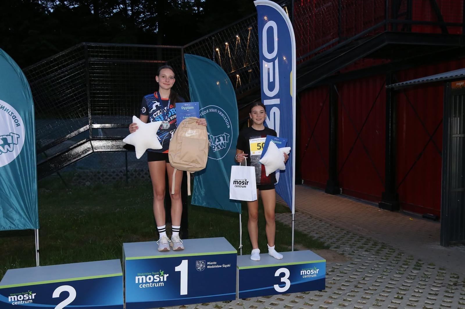 Zdjęcie w galerii na portalu naszwodzislaw.com: Noc pełna emocji i sportowej rywalizacji. XII ERIGO Nocny Bieg z Gwiazdami przeszedł do historii [FOTO] wiadomości z regionu