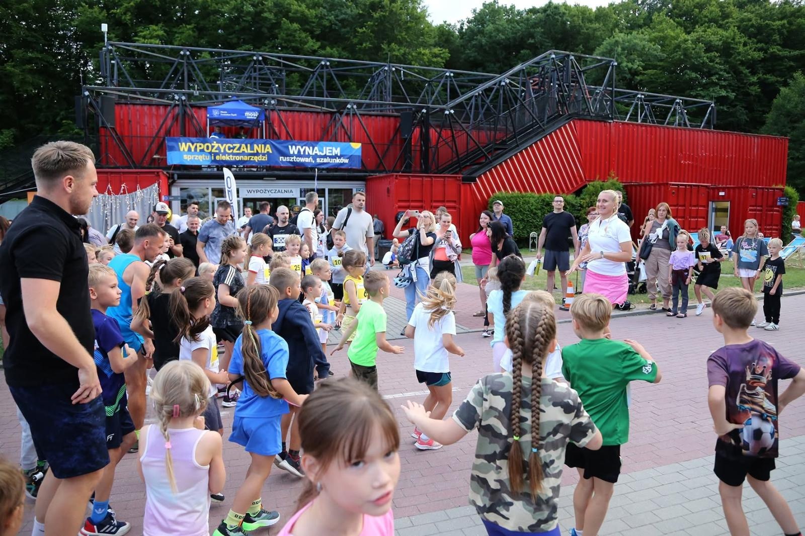Zdjęcie w galerii na portalu naszwodzislaw.com: Noc pełna emocji i sportowej rywalizacji. XII ERIGO Nocny Bieg z Gwiazdami przeszedł do historii [FOTO] wiadomości z regionu