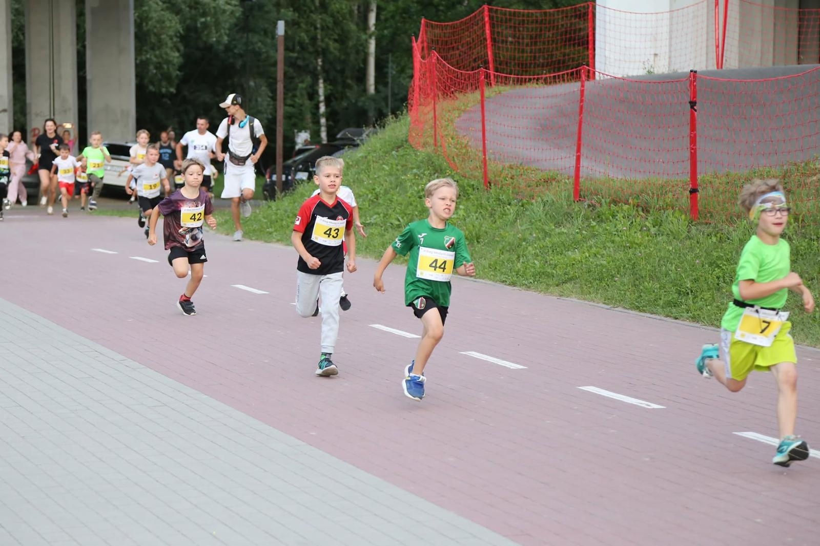 Zdjęcie w galerii na portalu naszwodzislaw.com: Noc pełna emocji i sportowej rywalizacji. XII ERIGO Nocny Bieg z Gwiazdami przeszedł do historii [FOTO] wiadomości z regionu