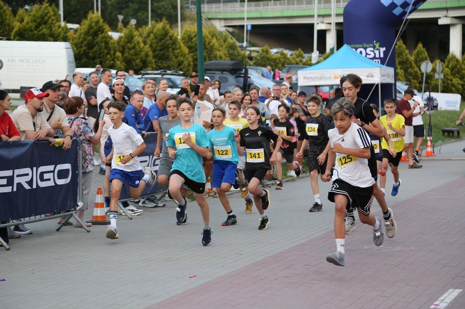 Zdjęcie w galerii na portalu naszwodzislaw.com: Noc pełna emocji i sportowej rywalizacji. XII ERIGO Nocny Bieg z Gwiazdami przeszedł do historii [FOTO] wiadomości z regionu