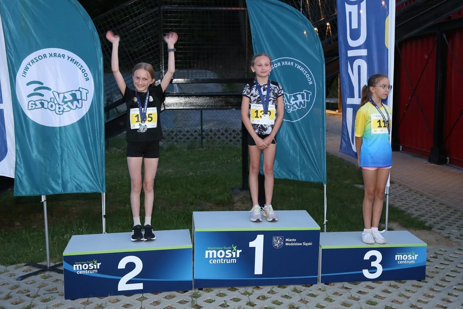 Zdjęcie w galerii na portalu naszwodzislaw.com: Noc pełna emocji i sportowej rywalizacji. XII ERIGO Nocny Bieg z Gwiazdami przeszedł do historii [FOTO] wiadomości z regionu