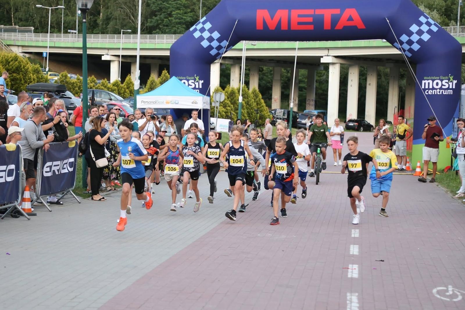 Zdjęcie w galerii na portalu naszwodzislaw.com: Noc pełna emocji i sportowej rywalizacji. XII ERIGO Nocny Bieg z Gwiazdami przeszedł do historii [FOTO] wiadomości z regionu