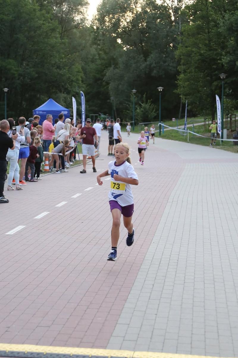 Zdjęcie w galerii na portalu naszwodzislaw.com: Noc pełna emocji i sportowej rywalizacji. XII ERIGO Nocny Bieg z Gwiazdami przeszedł do historii [FOTO] wiadomości z regionu