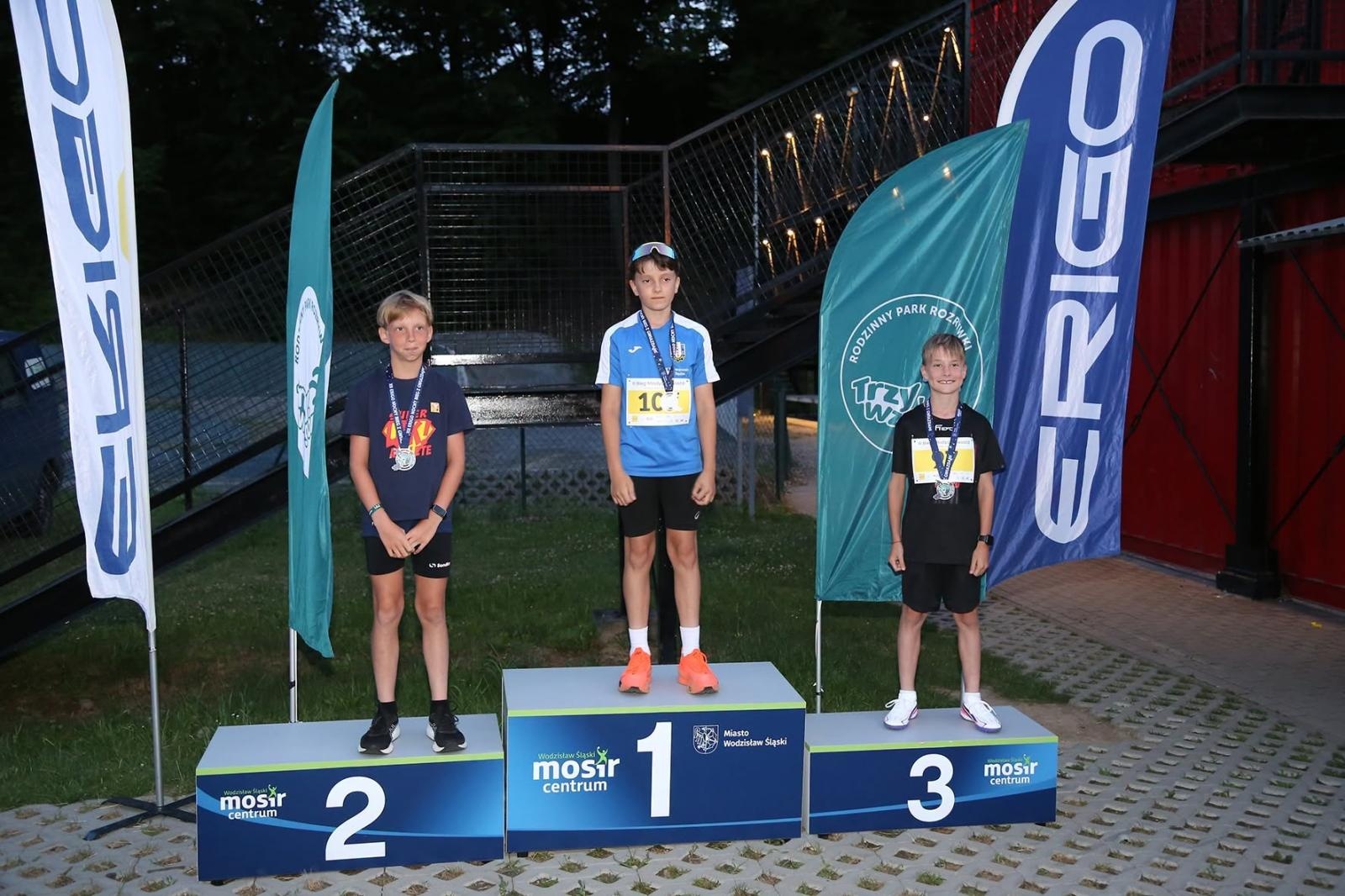 Zdjęcie w galerii na portalu naszwodzislaw.com: Noc pełna emocji i sportowej rywalizacji. XII ERIGO Nocny Bieg z Gwiazdami przeszedł do historii [FOTO] wiadomości z regionu