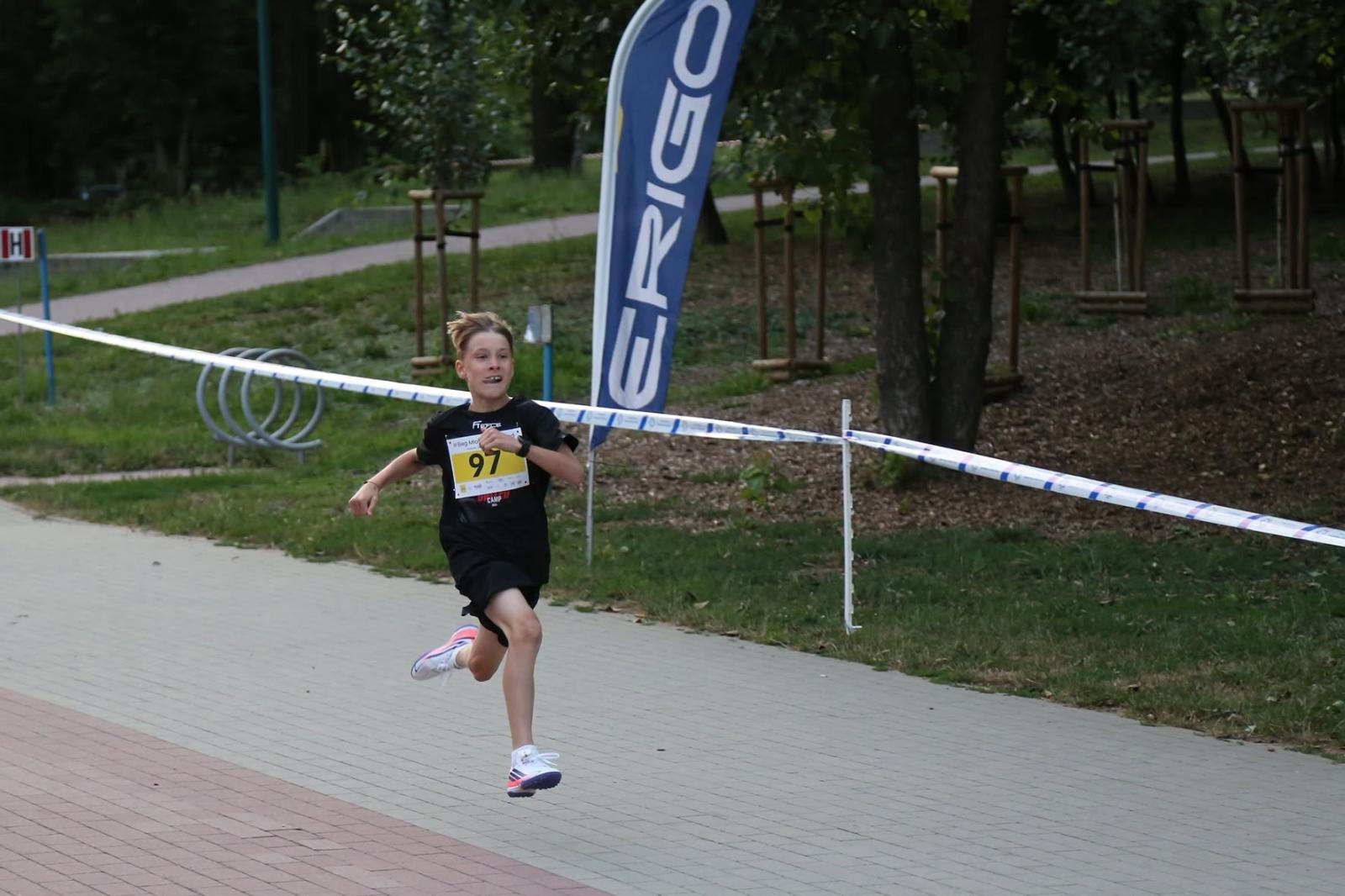 Zdjęcie w galerii na portalu naszwodzislaw.com: Noc pełna emocji i sportowej rywalizacji. XII ERIGO Nocny Bieg z Gwiazdami przeszedł do historii [FOTO] wiadomości z regionu