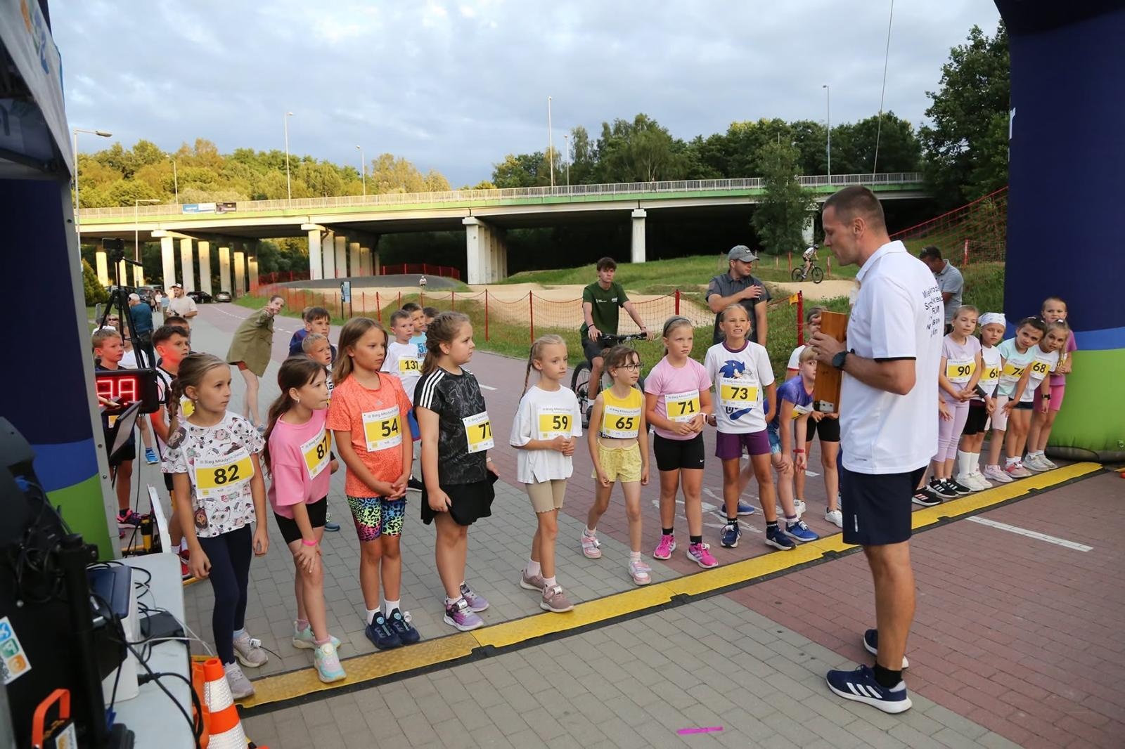 Zdjęcie w galerii na portalu naszwodzislaw.com: Noc pełna emocji i sportowej rywalizacji. XII ERIGO Nocny Bieg z Gwiazdami przeszedł do historii [FOTO] wiadomości z regionu