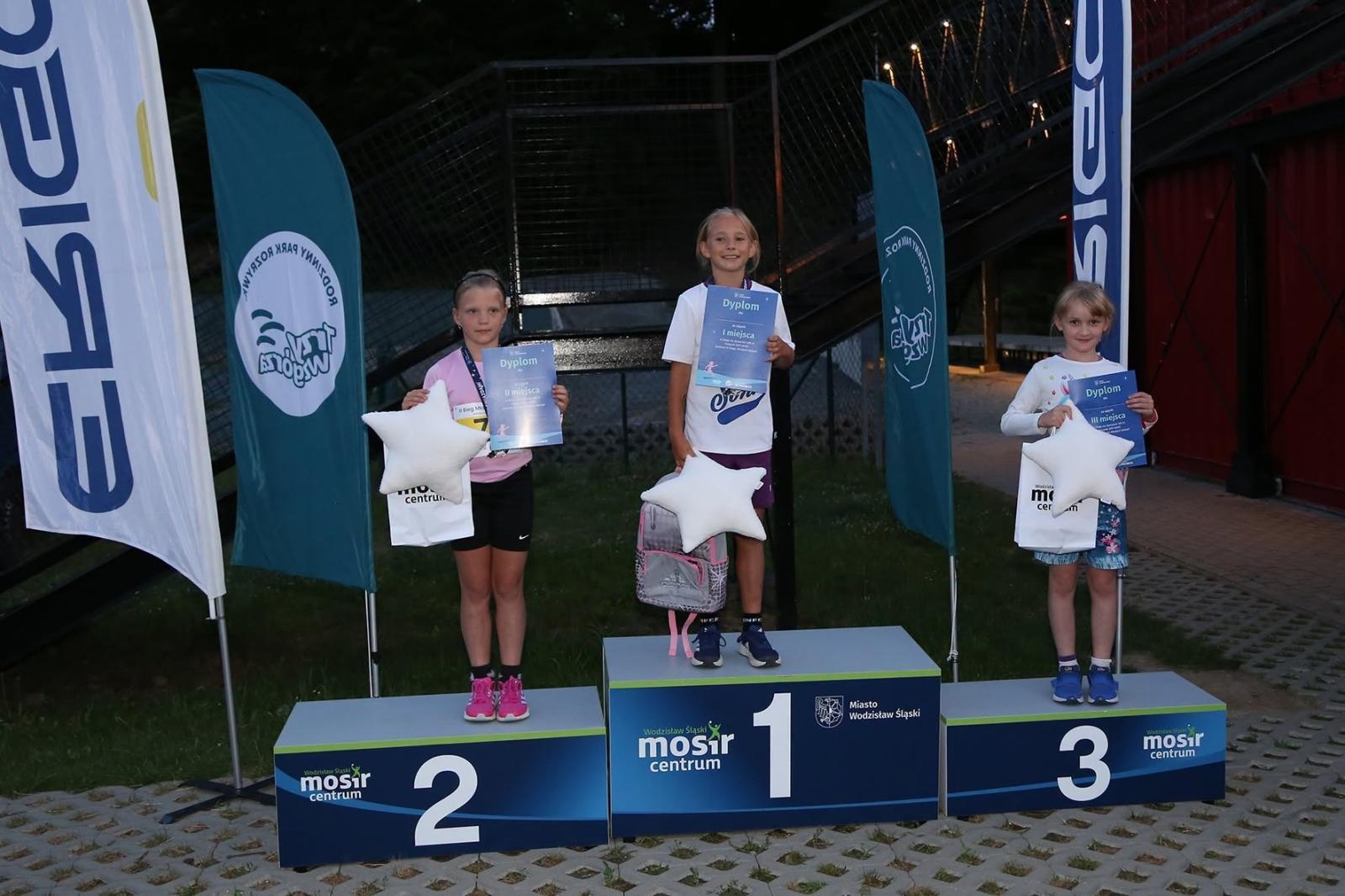 Zdjęcie w galerii na portalu naszwodzislaw.com: Noc pełna emocji i sportowej rywalizacji. XII ERIGO Nocny Bieg z Gwiazdami przeszedł do historii [FOTO] wiadomości z regionu