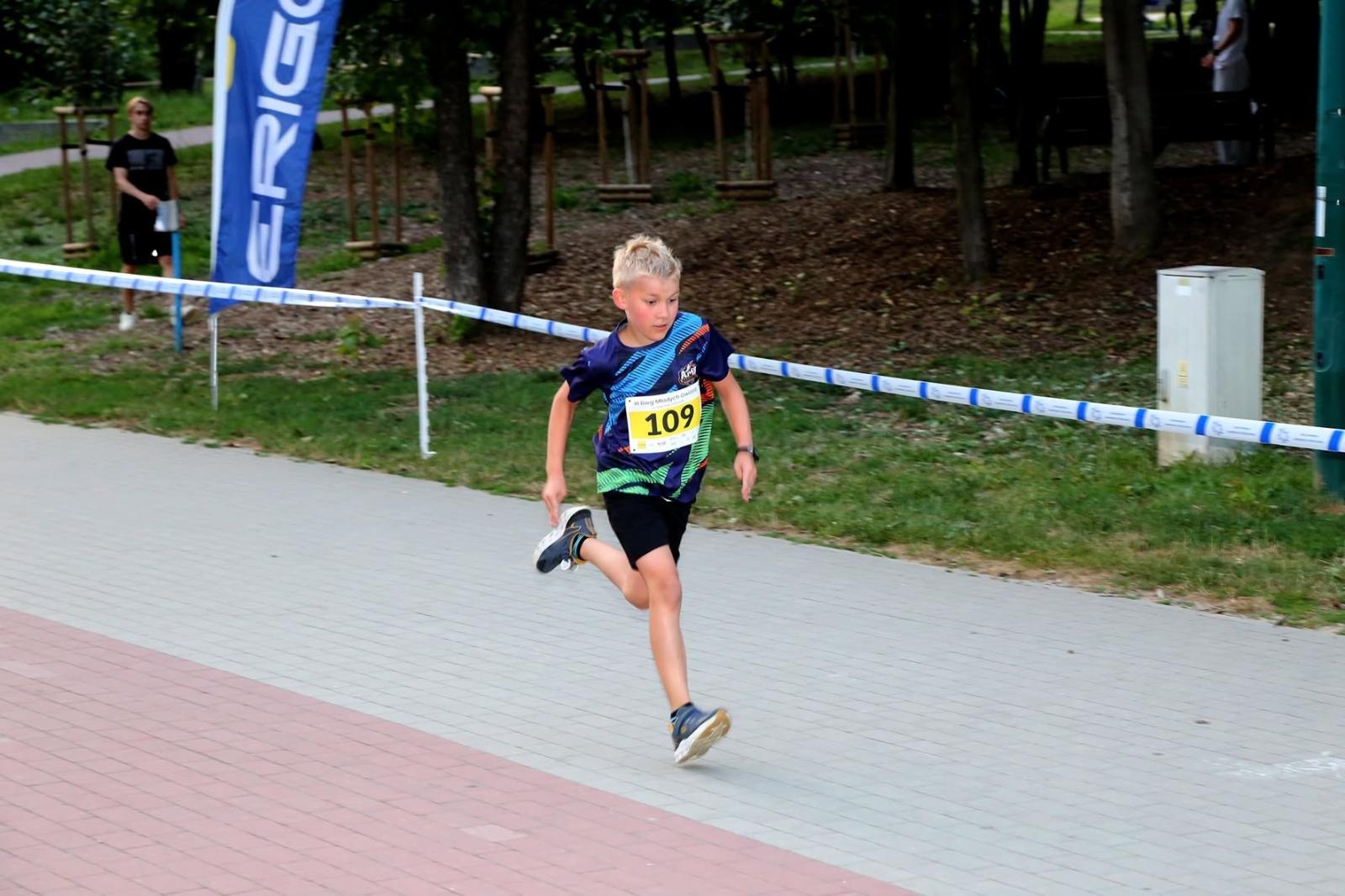 Zdjęcie w galerii na portalu naszwodzislaw.com: Noc pełna emocji i sportowej rywalizacji. XII ERIGO Nocny Bieg z Gwiazdami przeszedł do historii [FOTO] wiadomości z regionu