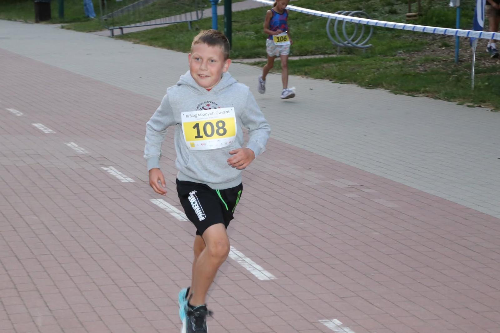 Zdjęcie w galerii na portalu naszwodzislaw.com: Noc pełna emocji i sportowej rywalizacji. XII ERIGO Nocny Bieg z Gwiazdami przeszedł do historii [FOTO] wiadomości z regionu